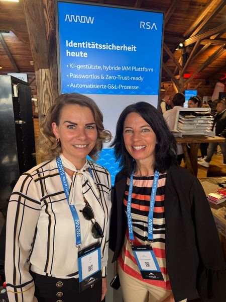 Stolz auf die KI-gestützte Unified Identity Platform von RSA sind Sabine Davies (l.) und Petra Mechteridis (beide RSA). (Bild: Vogel IT-Medien GmbH)