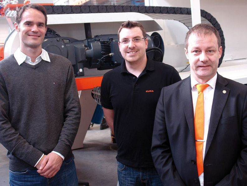Gelungener Technologiewechsel von Hydraulik auf Elektromechanik dank der Entwicklungspartnerschaft zwischen Flender und Kuka (v.l.n.r.): Jonas Tekampe, Vertriebsbeauftragter bei der Flender GmbH, Franz-Josef Geis, Konstrukteur Mechatronische Entwicklung und Steffen Günther, Vice President Casting Solutions EMEA and America, beide Kuka Industries GmbH & Co. KG.  (Flender)