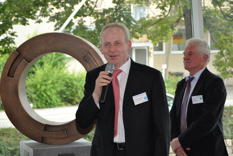 Manfred Jagiella, Geschäftsführer von Endress und Hauser in Gerlingen bedankt sich für das Einweihungsgeschenk.  (Bild: PROCESS)