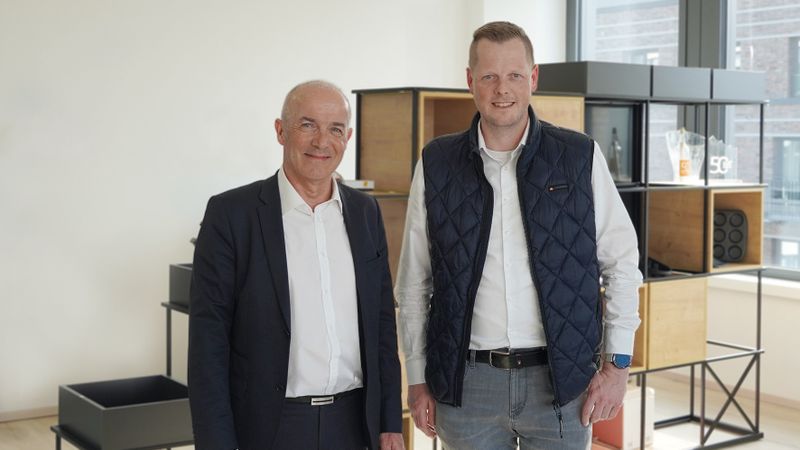 Dr. Stephan Schnell, Geschäftsführer bei K.D. Feddersen (l.) und Christoph Schneider, Sales Director Europe bei Jilin Joinature Polymer, freuen sich auf eine gute Zusammenarbeit.(Bild:  K.D. Feddersen)