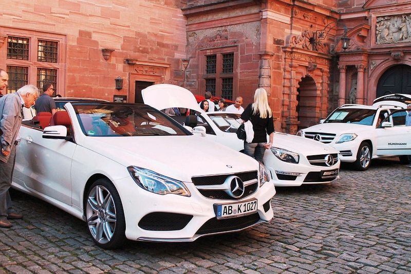 Unter die Leute: Bei der „Mobilia“ zeigte Kunzmann am Schloss Johannisburg die aktuelle Mercedes-Modellpalette. (Kunzmann)