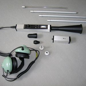 Der UltraschallSpion ‒ bestehend aus Ultraschallgenerator, Sonde sowie schalldichten Kopfhörern ‒ spürt auch in Produktionsbereichen mit lauter Umgebung zuverlässig Leckagen auf. Über die mobile InCTRL-App für Android-Smartphones können die Messergebnisse in ein cloud-basiertes Programm für Verlaufsvergleich und -analyse hochgeladen werden.