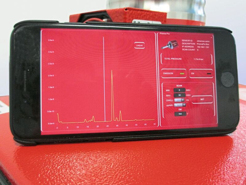 Abb. 7: Web-UI eines QMS auf einem Smartphone (Pfeiffer Vacuum)