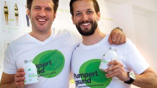 Die beiden Gründer des Start-ups Pumperlgsund, Jan Göktekin und Fabian König, haben gemeinsam mit dem Kompetenzzentrum eStandards ein Transportetikett eingeführt. (Pumperlgsund)
