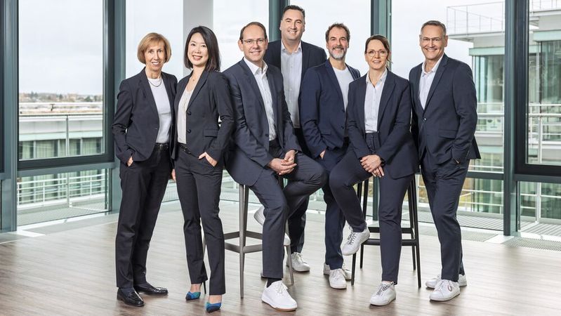 Das Führungsteam von Jaguar Land Rover Deutschland: (v. l.) Andrea Leitner-Garnell, Na Li, Jan-Kas van der Stelt, Christian Egger, Bernd Mattick, Sabine Clair, Josef Taibi(Bild:  Sarah Kastner Fotografie)