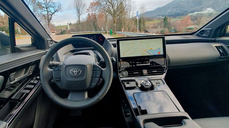 Das fahrerorientierte Cockpit wirkt aufgeräumt.  (Bild: Mauritz – »kfz-betrieb«)