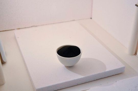 Hard carbon, obtained from lignin, a by-product from the wood industry, forms the basis for the electrode of the Thuringian Forest battery.(Source:  Frauenhofer IKTS)