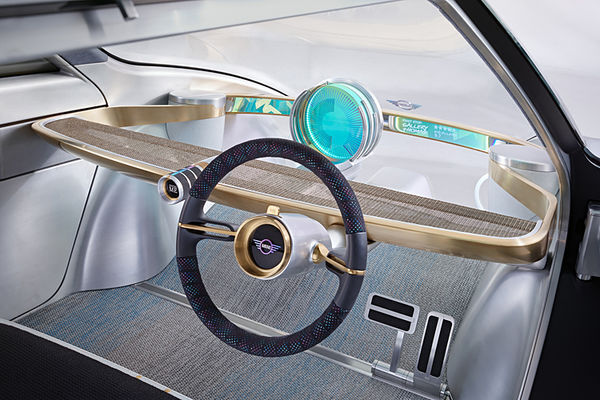 Der luftige Arbeitsplatz des Mini Vision Next 100 bietet viele für den Autobau recht ungewöhnliche Materialien. (BMW)