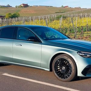 1. Das Design: Wer E sagt, muss nicht S sagen. Wer keinen gesteigerten Wert auf die große Beinfreiheit im Fond legt, die die S-Klasse bietet, ist mit der E-Klasse bestens bedient. Das Design der E-Klasse ist gelungen. Zu den auffälligsten Designmerkmalen zählen die langgestreckte Motorhaube, die nach hinten versetzte Passagierkabine und der dreidimensional wirkende Kühlergrill.(Bild:  Mauritz – VCG)