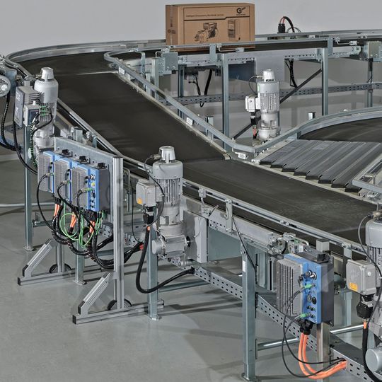 Dezentrale Antriebstechnik: Die neuen Systeme übernehmen auch schwere Förderaufgaben in der Strecke und in Hubwerken. Dezentrale Antriebstechnik: Die neuen Systeme übernehmen auch schwere Förderaufgaben in der Strecke und in Hubwerken.