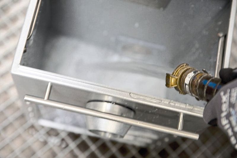 Auch das einfache Reinigen des Abscheidebehälters spielt bei der Auswahl von Nassabscheidern eine Rolle. (Ruwac Industriesauger)