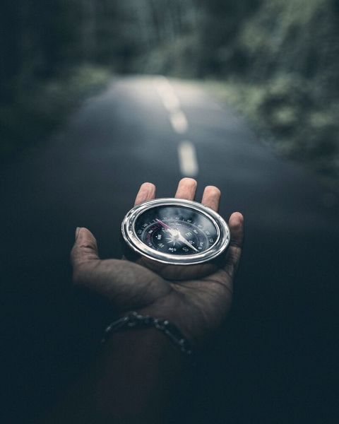 Ein Kompass würde im Abschirmraum der PSI-Forscher nicht funktionieren (Symbolbild). (Bild: gemeinfrei, Ahmed Zayan)