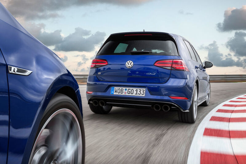 Und wem die erwähnten 250 km/h nicht ausreichen, der kann die elektronische Sperre mit dem ab Herbst erhältlichen, optionale „Performance Paket“ aufheben – dann steigt die Höchstgeschwindigkeit auf 267 km/h ... (Volkswagen)