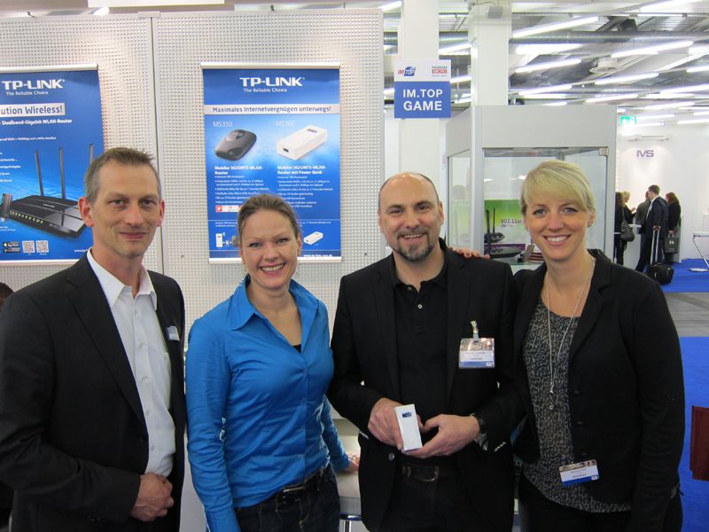(v. l.) Dirk Obendorf, TP-LINK, Hannah Lamotte, IT-BUSINESS, Marcus Knickmeier und Ramona Hieß, TP-LINK (Bild: IT-BUSINESS)