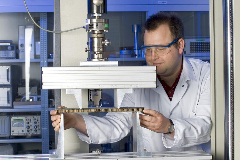 Im PUR-Technikum in Leverkusen werden Polyurethan-Polymere genau unter die Lupe genommen. Bei Dream Production soll CO2 als Kohlenstoffquelle zur Herstellung von polyolen für die PUR-Produktion genutzt werden. (Bild: Bayer Material Science)
