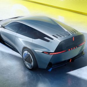 Das steil abfallende Heck lässt Raum fürs Gepäck, statt ihn einer coupéartig abgesenkten Dachlinie zu opfern.(Bild:  Opel)
