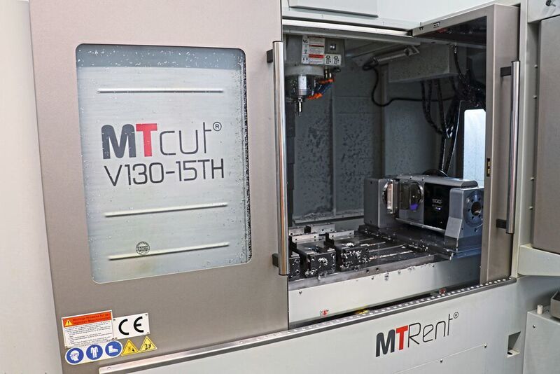 Die neue MTcut V130 ist ein 3-Achs-Vertikalbearbeitungszentrum, das Orlik mit  einem CNC-Dreh-Schwenk-Tisch von pL Lehmann für maximale Vielseitigkeit ergänzen liess.  (pL Lehmann)
