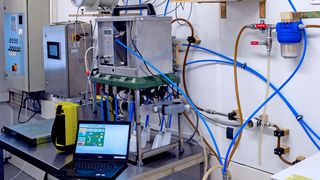 Teststand zur kontinuierlichen elektrooxidativen Reinigung von Prozessabwässern. (Fraunhofer Umsicht)