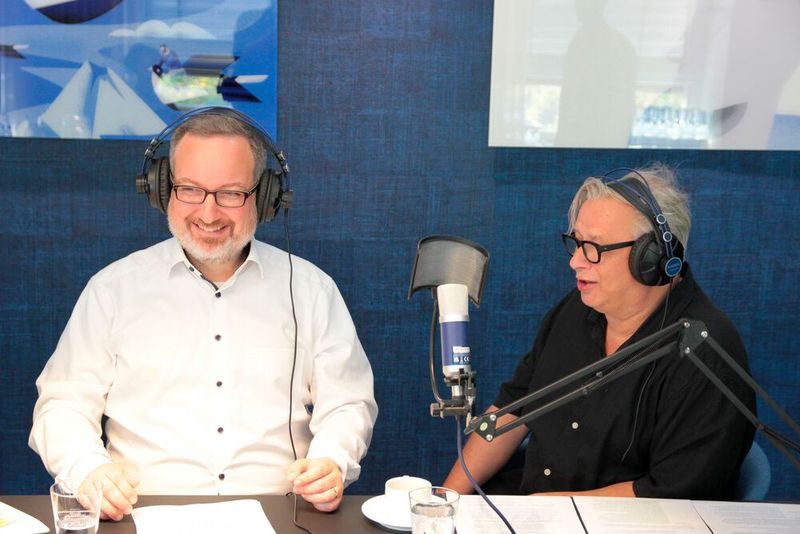 ... freut sich über einen spannenden Talk mit seinen beiden Gästen Pascal Gaillot (links), Director Chemical Industry Europe, und Uwe Szkudlarek, Senior Consultant Solution & Services, von Yokogawa ... (Bild: Ernhofer/PROCESS)