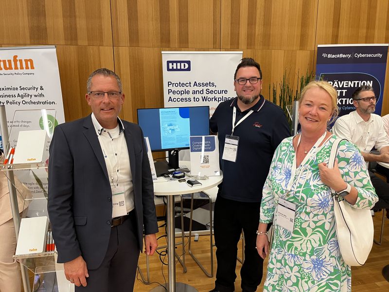 Stefanie Alfer, Computacenter, mit Steven Bieler, und Marcel Zillig (v. l.), HID. (IT-BUSINESS)