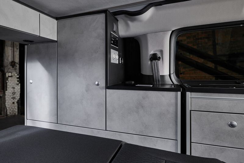 Die Ladefläche ist wohnlich umgestaltet, … (Crosscamp)