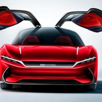 Flügeschlag zur Spitze? BYD (im Bild) und Tesla belegen laut einer US-amerikanischen Analyse bei den Elektroautos global die beiden ersten Plätze. Europäische und vor allem deutsche Elektroautohersteller sollen demnach mehr und mehr ins Hintertreffen geraten ... (Bild: BYD)