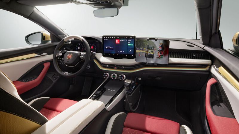 Ein zusätzliches Display auf der Beifahrerseite des Armaturenbretts zeigt Daten an, die zur  Unterstützung der Rennfahrer benötigt werden. (Skoda Auto)