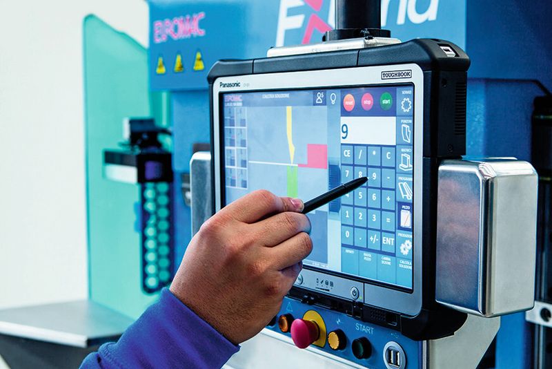 An der FX bend ermöglicht das kompakte und ergonomische Design dem Bediener in einer angenehmen Position zu arbeiten. (Bild: Euromac)