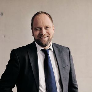 Neuer Finanzvorstand: Seit dem 1.1.2024 ist Axel Otto neuer CFO der Cenit AG und hat die Verantwortung übernommen für die Ressorts Finanzen/Controlling, IT sowie Personal. Otto war bereits von 2018 bis 2023 als Finanzvorstand bei der Seeburger AG tätig. Neben fachlicher Stärke bringt er umfassende Kenntnis aus der IT- und Softwarebranche mit in seine neue Position.(Bild:  Axel Otto)