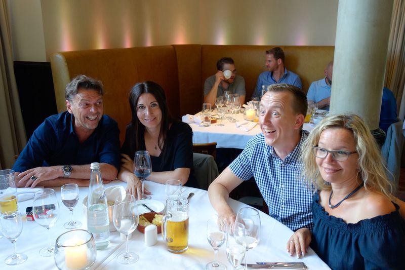 Über was die Kosatec Jungs wohl lachen, (v. l.) Peter Zorn mit Svenja Klose, ALSO, Tom Öben, und Nicole Engelskircher, bluechip. (Bild: IT-BUSINESS)