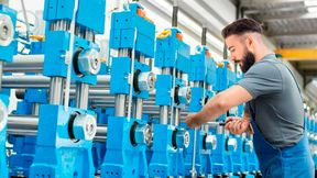 Die Experten von Dreistern bauen Profiliermaschinen, mit denen Anwender unterschiedliche Profile in der Regel aus Metallwerkstoffen für ein breites Spektrum an Anwendungen und Branchen fertigen. Die damit verarbeiteten Metallbänder haben in der Regel eine Stärke zwischen 0,2 und 5 mm (Bild: Dreistern)