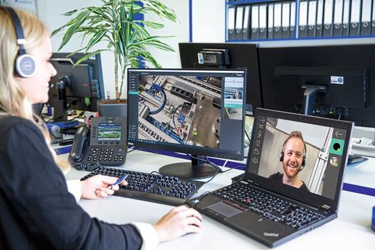 Das Serviceteam von Schnaithmann unterstützt mit der Remote-Software Oculavis über den Bildschirm den Monteur vor Ort.(Bild:  Schnaithmann Maschinenbau)