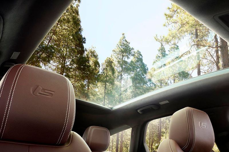 Optional: großes Glaspanoramadach für freie Sicht nach oben. (Jaguar)