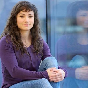 Ziel der Promotion von Dr. Sarah Klein war es, die Effizienz, Langlebigkeit und Fehleranfälligkeit von Hochleistungsfaserlasern und -laserdioden für industrielle Anwendungen wie Schweißen und medizinische Verfahren zu verbessern. Mit ihrer Weiterentwicklung von Hochleistungsfaserlasern und -laserdioden belegt sie den dritten Platz.(Bild:  Fraunhofer/Ralf Baumgarten)