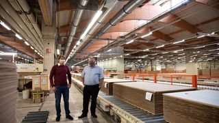 Münsteraner Forscher optimiert Produktionsplanung. Von links: Doktorand David Stalinski mit Franz Nitsche, dem Geschäftsführer von hobb Holzveredelung, in der Produktionshalle. (FH Münster / K. Kipp)