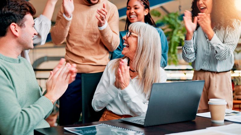 Wenn Führung und Mitarbeitende kontinuierliche Awareness gemeinsam leben und Trainingserfolge sichtbar machen, steigt die Meldebereitschaft und die Cyberresilienz im Arbeitsalltag.(Bild: ©  peopleimages.com - stock.adobe.com)