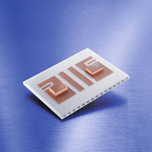 Bild 4: Der Oberseitenkühler mit aufgesinterten Quadern. Der rechte Quader ist zur besseren Erkennbarkeit der Vias nur partiell metallisiert.(Bild:  CeramTec)