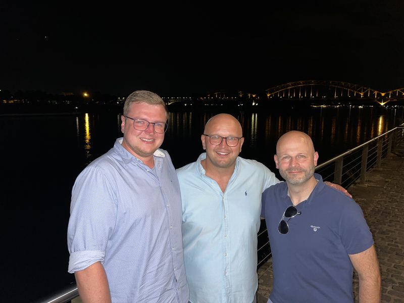 (v. l.) René Vennes und Hermann Wilhelm-Wantia, Office Partner, Markus Isenecker, one.de., kennen sich mit Youtubern aus. (Vogel IT-Medien GmbH)