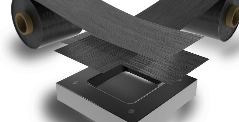 Folien und Platten aus endlosfaser-verstärktem thermoplastischem Verbundwerkstoff (CFRTP) können sehr variabel kombiniert werden und eröffnen Designern dadurch ganz neue gestalterische Freiheiten. (Covestro)