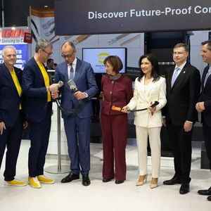 Mit einer Delegation aus Bundesministerin für Wirtschaft und Energie, Katherina Reiche, dem niedersächsischen Ministerpräsidenten Olaf Lies sowie dem EU-Kommissar für Wirtschaftlichkeit und Produktivität Valdis Dombrovskis besuchte Merz den Harting-Stand. Im Fokus standen Lösungen für die widerstandsfähige und nachhaltige Energieversorgung, für die intelligente Digitalisierung sowie für die flexible Automatisierung. (Bild:  Harting)