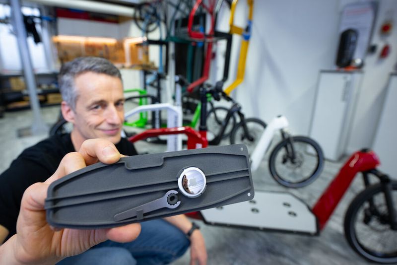 Martin Fleischhauer, Geschäftsführer von Maniac & Sane, präsentiert eine integrale AirTag-Halterung aus dem glaskugelgefüllten Infinam PA12 3D-Druck-Material von Evonik.  (Bild: Evonik Industries AG)