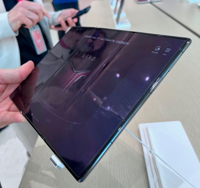 Abbildung 15: Aufgefaltet ergibt sich etwa die Größe eines Tablets, das aber nicht schwerer als ein Smartphone ist, das sich einmal falten lässt.  (Bild: uo/ Vogel IT-Medien GmbH)