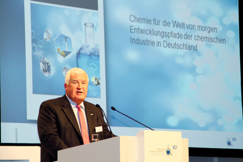 Ex-VCI-Präsident Dr. Klaus Engel stellte die Ergebnisse der Studie auf der Mitgliederversammlung in Essen vor. (Bild: Ernhofer)