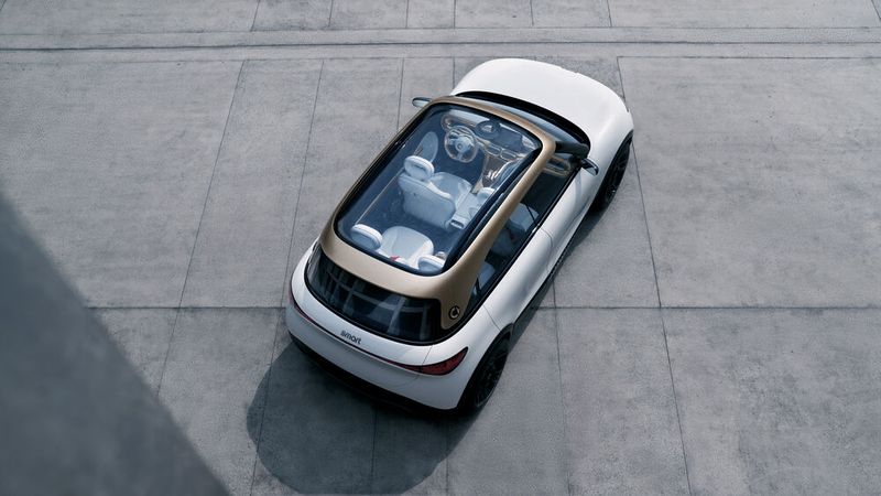 Die batterieelektrische Studie fällt durch ein großes Glas-Panoramadach sowie eine markante Lichtsignatur auf. (Bild: Smart)