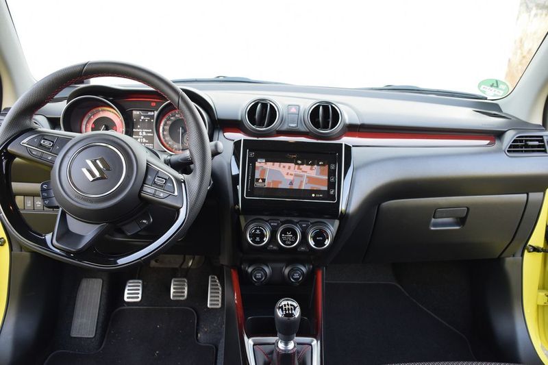 Der Suzuki Swift präsentiert sich abgesehen von den sportiven Rundinstrumenten relativ bieder. Das glänzende Hartplastik verrät den Rotstift.  (Holz / »kfz-betrieb«)