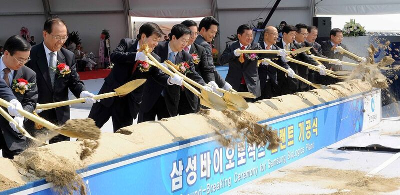 Scooping the first shovel at the groundbreaking ceremony. Attending the ceremony were Tae-han Kim, head of Samsung BioLogics (third from left), and Geesung Choi, Samsung Electronics Vice Chairman and CEO (fourth from left).  (Picture: Samsung)