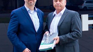 Stefan Radünz, Channel Partner Manager bei Widia (li.), und Uwe Schmelzer, Leiter Entwicklung und Anwendungstechnik Zerspanung bei Hahn+Kolb, freuen sich über die Kooperation. (Widia/Hahn+Kolb)