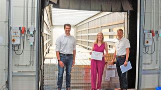 Hilfe! Die Clark Family spendet Babynahrung im Wert von 100.000 Euro an die Ukraine. Von links: Nils Lieber, Head of Marketing bei Clark Europe, sowie Marie-Christine Ostermann und ihr Kollege Udo Sixel von Rullko Großeinkauf, dem beteiligten Lebensmittellieferanten. (Bild: Clark Europe)