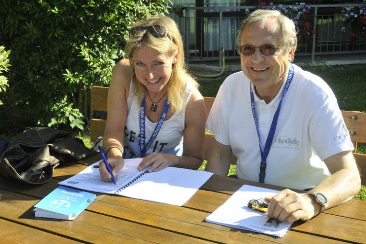 Starkes Team: Grit Sonntag (Nürnberger Versicherungsgruppe) und Hans Medele, Obermeister der Kfz-Innung München-Oberbayern, bereiten sich vor. (Foto: Zietz)