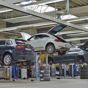 In der Werkstatt des Autohauses Glinicke hat es selbst während der Kontaktbeschränkungen gebrummt. Dafür sorgte ein digitaler und kontaktloser Werkstattprozess, der sich seitdem bewährt hat.(Bild:  Schreiner – »kfz-betrieb«)